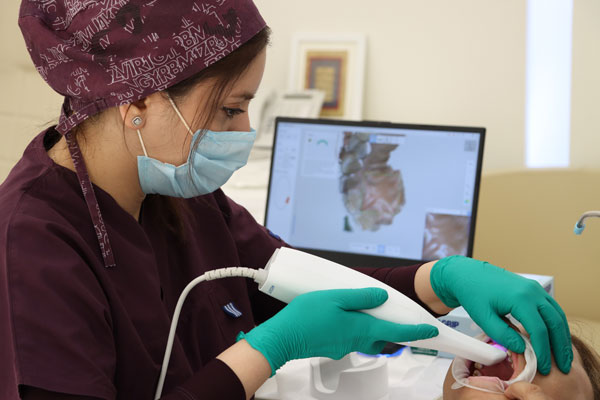 دکتر نوشین نصیری در حال اسکن داخل دهانی در دندانپزشکی دیجیتال